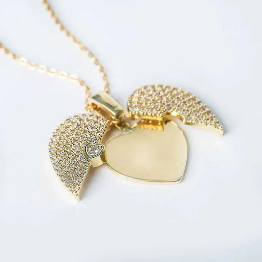 Elegant Gold Open Close Heart Necklace